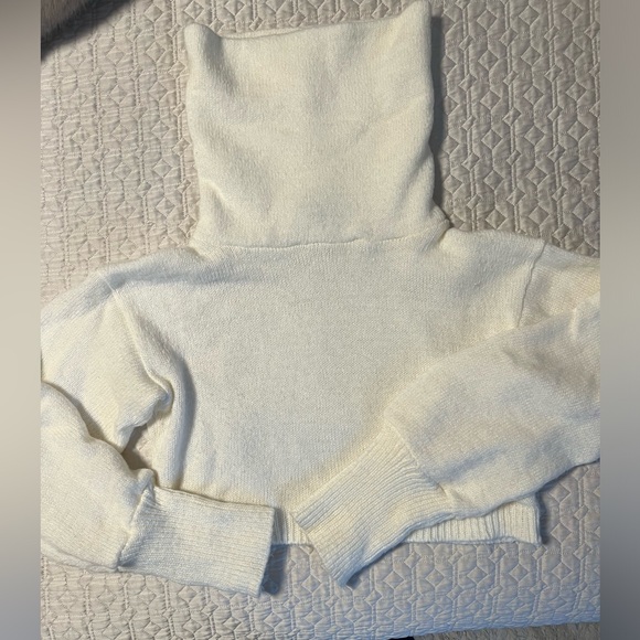 Two ‘Pretty Little Thing’ turtleneck, cropped sweaters in fantastic condition! - Picture 3 of 8